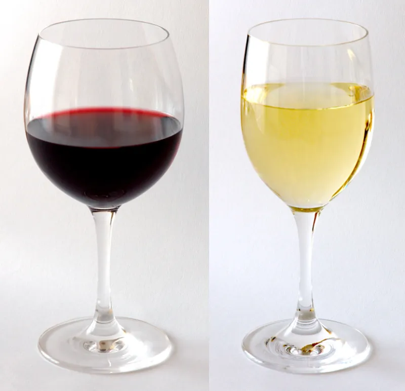 Accorder le grenat : quand le sommelier écoute le vin avant de le goûter