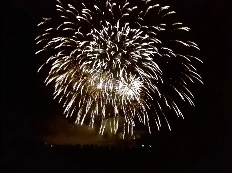 Les yeux fermés le 14 juillet : écouter les fusées comme un orchestre de couleurs