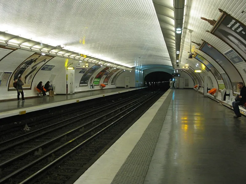 La ligne 4 en do mineur : partition pour métro, correspondances et quai de gare