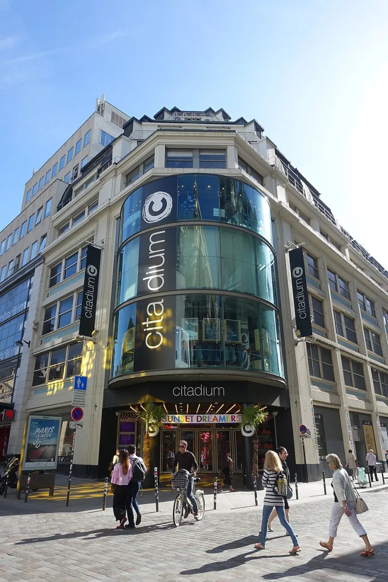 Vitrines en concert : la promenade chromatique des grands magasins à Noël